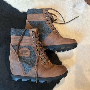 Sorel Joan of Arctic Wedge III Lexie NL4362-258 Bootie Women Brown Ankle